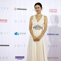 Hadir di Busan International Film Festival, Son Ye Jin cantik berbalut gaun draperi warna champagne. Potongan A-line dengan aksen kristal di pinggang membuatnya terlihat seperti dewi Yunani. Foto: Chung Sung-Jun/Getty Images