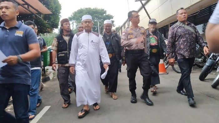 Ketum PA 212 Slamet Maarif Laporkan Pelemparan Batu ke Polres Depok