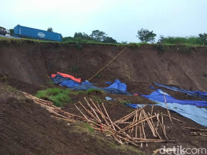Penanganan longsor di pinggir tol Cipularang terkendala hujan