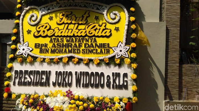 Karangan bunga duka atas meninggalnya Ashraf Sinclair (Anisa/detikcom)