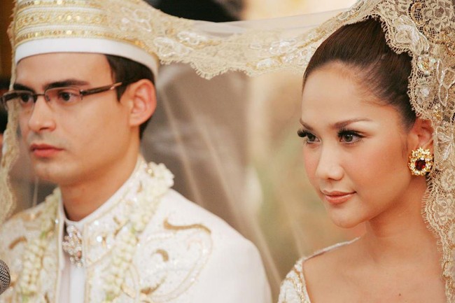 Pada November 2008, BCL resmi dipinang oleh kekasih hatinya, Ashraf Sinclair. Pernikahan mereka pun dilangsungkan di Indonesia dan Malaysia dengan adat dan budaya yang berbeda. Foto: Instagram @bclsinclair