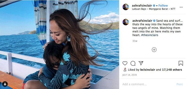 Salah satu kenangan manis BCL dan Ashraf Sinclair adalah saat mereka untuk pertamakalinya liburan ke Labuan Bajo bersama sang anak, Noah Sinclair. Keduanya pun sempat berpose mesra di atas kapal yang menjadi tempat tinggal mereka saat liburan. Sand sea and surf... thats the way into the hearts of these two angels of mine. Watching them melt into the air here melts my own heart. #thesinclairs, tulis Ashraf pada keterangan foto yang memperlihatkan kemesraan istri dan putranya. Foto: Instagram