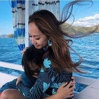 Salah satu kenangan manis BCL dan Ashraf Sinclair adalah saat mereka untuk pertamakalinya liburan ke Labuan Bajo bersama sang anak, Noah Sinclair. Keduanya pun sempat berpose mesra di atas kapal yang menjadi tempat tinggal mereka saat liburan. Sand sea and surf... thats the way into the hearts of these two angels of mine. Watching them melt into the air here melts my own heart. #thesinclairs, tulis Ashraf pada keterangan foto yang memperlihatkan kemesraan istri dan putranya. Foto: Instagram