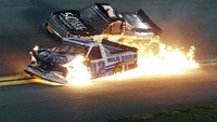 Api keluar dari mobil truk Tate Fogleman (02) dan Korbin Forrister (7) yang saling bersentuhan. AP Photo/Darryl Graham.