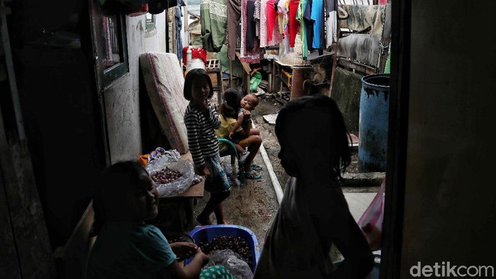 Kemiskinan masih jadi persoalan yang terus dicari solusinya di Jakarta. Ketidakpastian ekonomi global hingga korupsi turut berimbas pada kehidupan masyarakat.