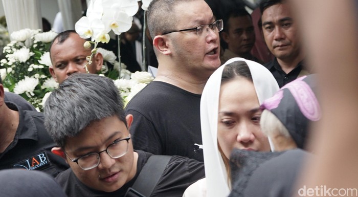 BCL dan Keluarga Ashraf Sinclair BCL dan Keluarga Ashraf Sinclair saat hendak ke pemakaman.