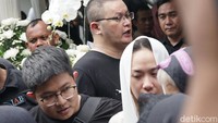 Bunga Citra Lestari tampak keluar dari kediamannya sesaat sebelum jenazah Ashraf Sinclair diberangkatkan ke San Diego Hills pada Selasa (18/2). Pool/Palevi S/detikFoto
