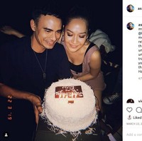 Mengucapkan ulang tahun untuk BCL pada 2019, Ashraf Sinclair menuliskan caption yang begitu manis di Instagramnya @ashrafsinclair. Never a day goes by you dont wonder me with your kindness, passion, love and persistance. In you I see myself and the best version of me as I see you too. Thank you for walking this journey with me and to many more steps along the way, side by side, hand in hand, heart in heart. I love you popet… Foto: Instagram