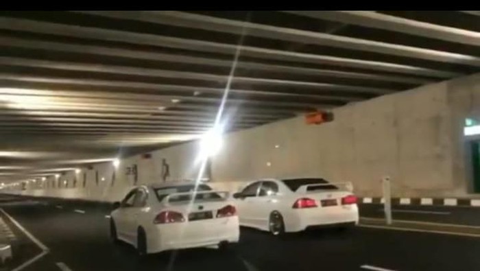 Tangkapan layar video viral balapan mobil di Underpass Bandara Kulon Progo, Selasa (18/2/2020).