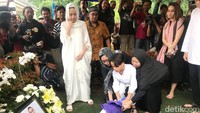 Kemudian, Noah Sinclair, pun menaruh bunga di atas pusara Ashraf.
