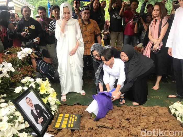 Bunga Citra Lestari di pemakaman Ashraf Sinclair.