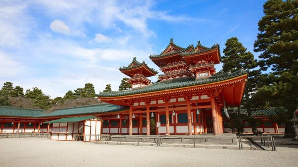 Kuil Heian merupakan situs kuno Kyoto yang terbilang muda. Dibangun pada tahun 1895, kuil ini dipindahkan dari Nara ke Kyoto pada peringatan ke 1.100 tahun. (JNTO) Kuil Heian merupakan situs kuno Kyoto yang terbilang muda. Dibangun pada tahun 1895, kuil ini dipindahkan dari Nara ke Kyoto pada peringatan ke 1.100 tahun. (JNTO)