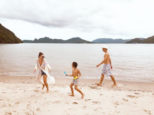 Selain hobi membagikan potret pemandangan cantik, Ashraf juga kerap mengunggah momen kebersamaannya bersama istrinya, Bunga Citra Lestari (BCL) dan putranya, Noah. Mereka tampak asyik berjalan santai di pantai. (Foto: Instagram @ashrafsinclair)