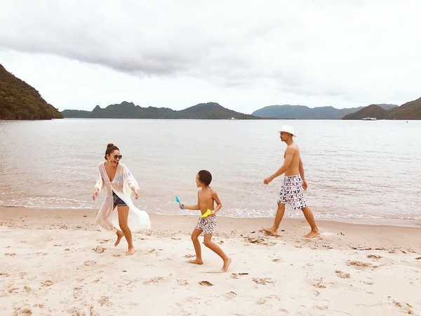 Selain hobi membagikan potret pemandangan cantik, Ashraf juga kerap mengunggah momen kebersamaannya bersama istrinya, Bunga Citra Lestari (BCL) dan putranya, Noah. Mereka tampak asyik berjalan santai di pantai. (Foto: Instagram @ashrafsinclair) Selain hobi membagikan potret pemandangan cantik, Ashraf juga kerap mengunggah momen kebersamaannya bersama istrinya, Bunga Citra Lestari (BCL) dan putranya, Noah. Mereka tampak asyik berjalan santai di pantai. (Foto: Instagram @ashrafsinclair)