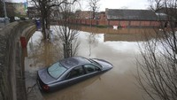 Sebuah mobil terendam banjir. Danny Lawson/PA via AP.