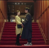Saat adegan kencan dengan Jung Kyung Ho di episode pertama, Yoon Se Ri terlihat memakai kardigan kashmir kuning dan menyampirkan tas Lady Dior warna hitam. Sling bag tersebut dibanderol seharga Rp 55 jutaan. Foto: Dok. tvN