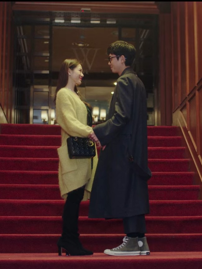 Saat adegan kencan dengan Jung Kyung Ho di episode pertama, Yoon Se Ri terlihat memakai kardigan kashmir kuning dan menyampirkan tas Lady Dior warna hitam. Sling bag tersebut dibanderol seharga Rp 55 jutaan. Foto: Dok. tvN