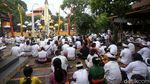 Khidmat, Begini Suasana Galungan di Pura Aditya Jaya
