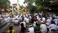 Suasana Galungan di Pura Aditya Jaya yang diikuti ratusan orang.