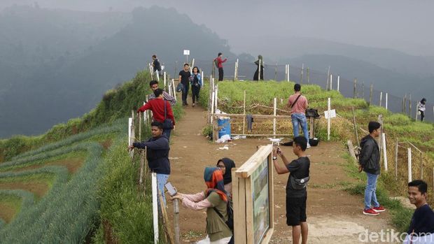Traveler bisa berfoto asyik di puncak Lembah Panyaweuyan