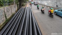 Penampakan kabel-kabel berukuran besar yang diletakkan di trotoar Jalan Tentara Pelajar, Jakarta.