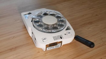 Untuk menelepon orang lain, kita tidak usah memutar nomornya satu persatu. Haupt merancangnya menjadi speed dial. (Justine Haupt/skysedge)