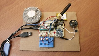 Haupt mendesain semuanya sendiri dari mainboard dengan segala kabelnya. Dia tidak suka dengan smartphone canggih masa kini (Justine Haupt/skysedge)