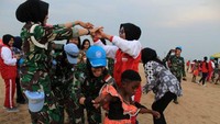 Mereka memperkenalkan bermacam permainan tradisional Indonesia. Pool/Konga.