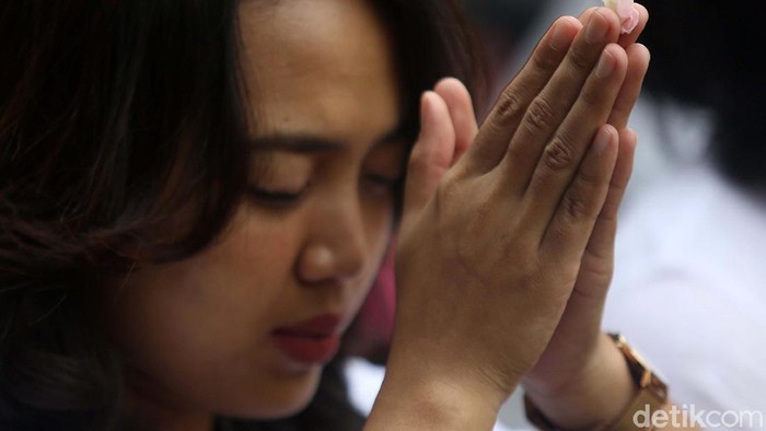 Ratusan umat Hindu merayakan Galungan di Pura Aditya Jaya, Rawamangun, Jakarta, Rabu (19/2/2020). Begini momennya.