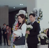 Seperti dikutip dari Preview, Yoon Se Ri tampil elegan dengan setelan blazer putih. Gayanya mendapat sentuhan chic lewat tas hitam Longchamp Roseau Top Handle seharga USD 510 atau sekitar Rp 7 juta. Foto: Dok. tvN