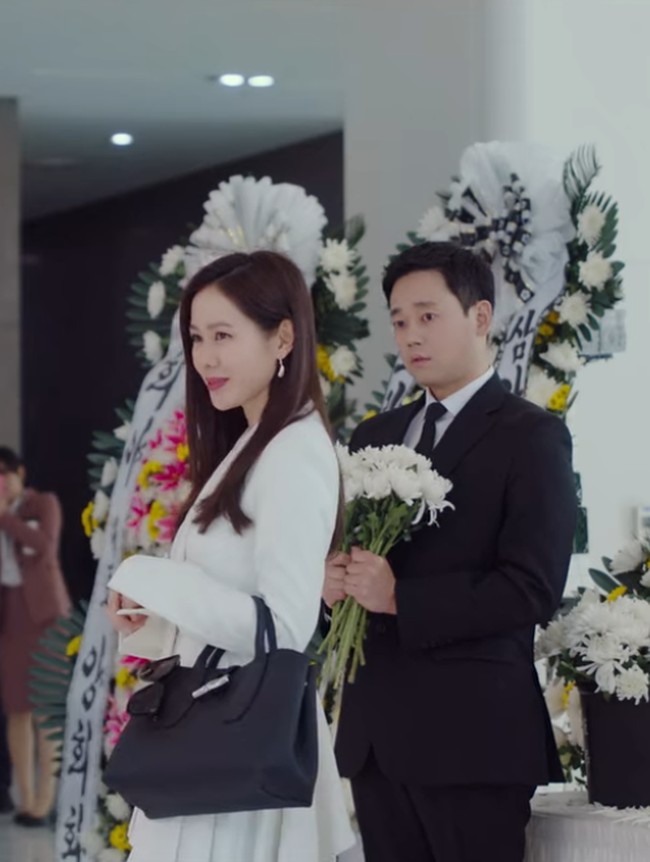 Seperti dikutip dari Preview, Yoon Se Ri tampil elegan dengan setelan blazer putih. Gayanya mendapat sentuhan chic lewat tas hitam Longchamp Roseau Top Handle seharga USD 510 atau sekitar Rp 7 juta. Foto: Dok. tvN