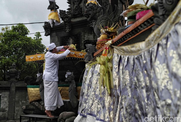 Dalam momen perayaan Hari Raya Galungan tersebut umat Hindu yang hadir di Pura Segara Cilincing kebanyakan mengenakan pakaian adat yang didominasi warna putih. Dalam momen perayaan Hari Raya Galungan tersebut umat Hindu yang hadir di Pura Segara Cilincing kebanyakan mengenakan pakaian adat yang didominasi warna putih.