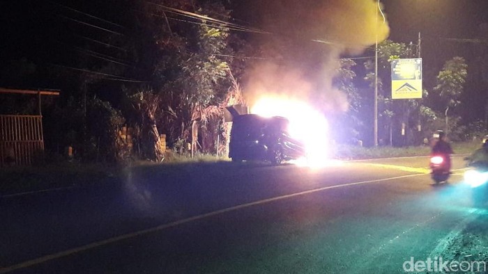 mobil terbakar