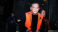 Ditetapkan sebagai tersangka suap, Kini Ghofur mengenakan rompi oranye khas KPK.