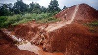 Begini penampakan gundukan tanah di Bojong Gede, Kabupaten Bogor, Jawa Barat, Rabu (19/2/2020) yang dimanfaatkan anak-anak untuk bermain.