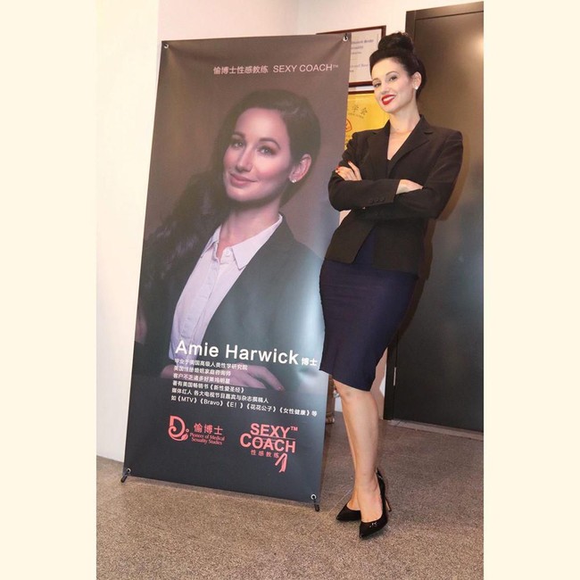 Pada Januari 2018, Amie dikabarkan telah resmi bertunangan dengan pembawa acara kuis Price Is Right Drew Carey. Namun, pertunangan mereka berakhir setahun kemudian. (Foto: Instagram/@dramieharwick)