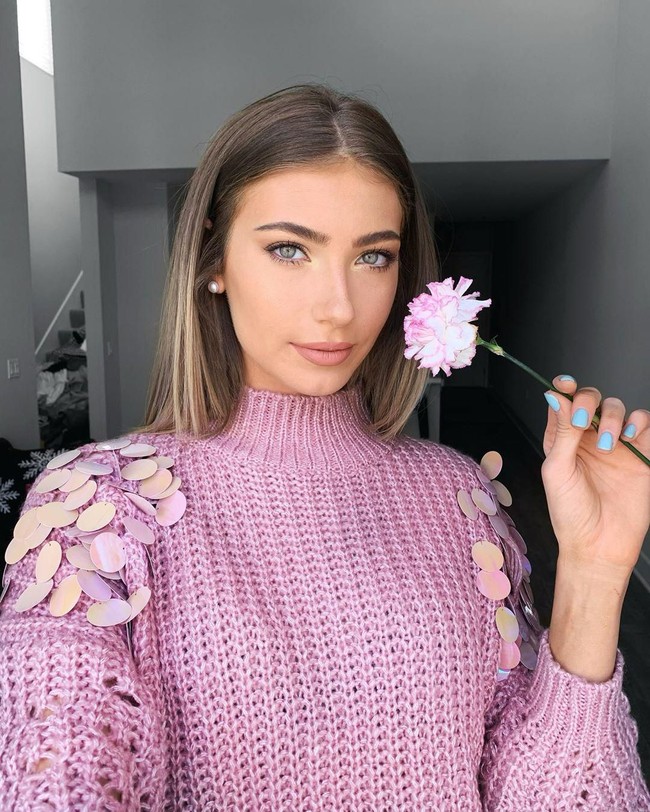 Kali ini ia berfoto seperti sedang berada di kamar mandi hotel. Foto: Instagram @natalia__taylor