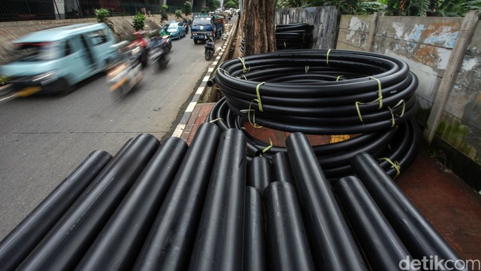 Kabel-kabel besar tampak menumpuk di atas trotoar Jalan Tentara Pelajar, Jakarta. Akibatnya para pejalan kaki jadi sulit melintasi trotoar tersebut.