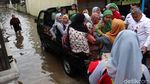 Jalan Terendam Banjir, Siswa TK Diangkut Pick Up