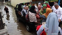 Mobil bak terbuka itu disediakan langsung oleh pihak Kecamatan Gedebage, untuk membantu warga yang beraktivitas pagi.