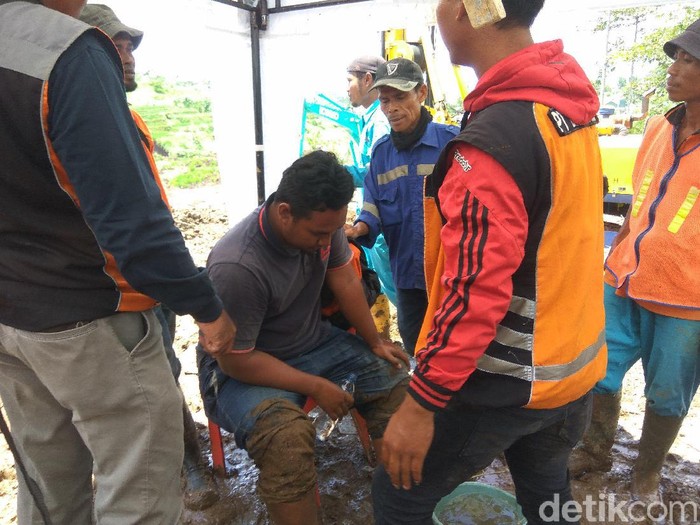 Operator ekskavator perbaikan titik longsor tol Cipularang