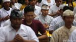 Khidmat, Begini Suasana Galungan di Pura Aditya Jaya