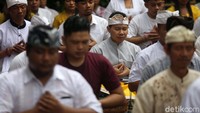Mereka berdatangan sejak pukul 07.00 WIB pagi tadi.