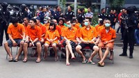Lucinta Luna duduk di baris ketiga bersama para tersangka lainnya.