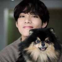 Inilah artis K-Pop paling banyak dicari di Google. V BTS alias Taehyung berada di posisi nomor 1 daftar ini. Setiap acara penghargaan yang dia hadiri bersama BTS, V kerap kali menarik perhatian warga lokal karena visual yang sangat tampan. Foto: Naver x Dispatch