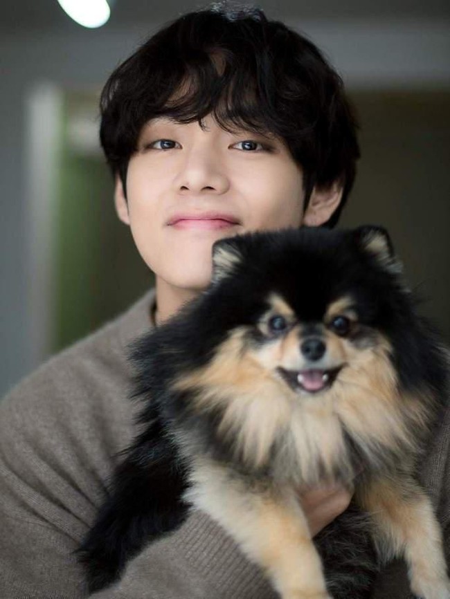 Inilah artis K-Pop paling banyak dicari di Google. V BTS alias Taehyung berada di posisi nomor 1 daftar ini. Setiap acara penghargaan yang dia hadiri bersama BTS, V kerap kali menarik perhatian warga lokal karena visual yang sangat tampan. Foto: Naver x Dispatch