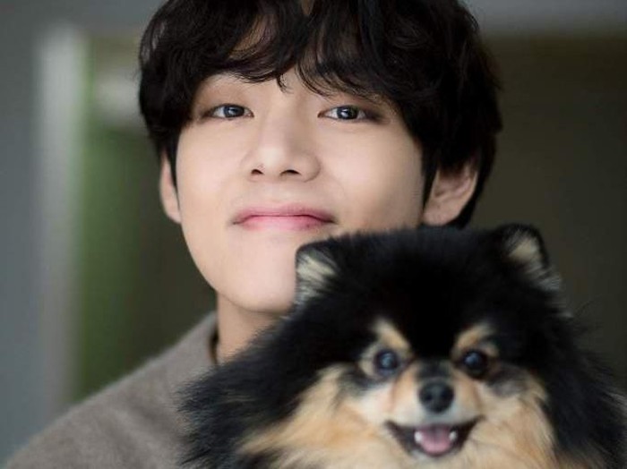 V BTS dan Tannie V BTS dengan anjing peliharaannya.
