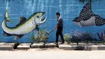 Warna-warni Mural Bertema Hewan Laut Hiasi Jalan Jembatan Tiga