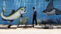 Mural bertema hewan laut itu juga dapat membuat para pengendara yang melintas di jalan itu dapat melepas penat dengan melihat beragam hewan laut yang menghiasi dinding Jalan Jembatan Tiga Raya, Jakarta.