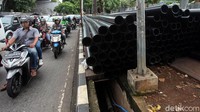 Tumpukkan kabel berukuran besar itu memenuhi jalur pedestrian yang difungsikan sebagai tempat untuk para pejalan kaki melintas.